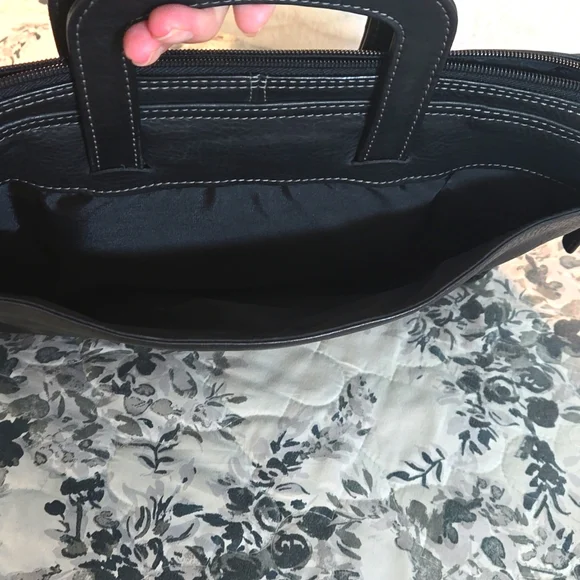 Wilson's Leather soft sided small briefcase/laptop/tablet carrying case in black - Picture 5 of 7
